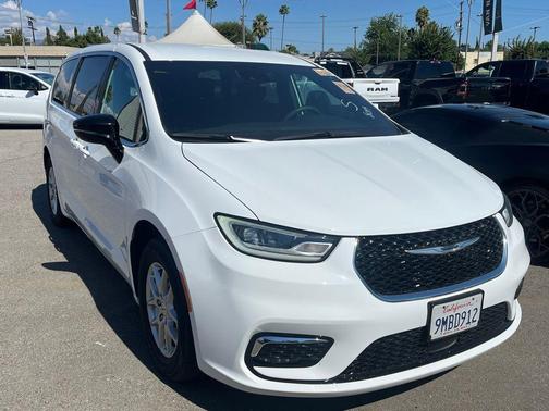 2024 Chrysler Pacifica Touring
