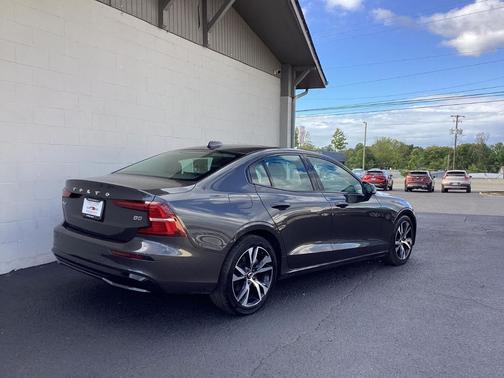2024 Volvo S60 B5 Core Dark Theme