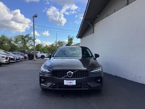 2024 Volvo S60 B5 Core Dark Theme