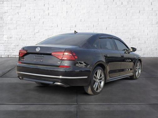 Deep Black Pearl Effect 2018 Volkswagen Passat 2.0T R-Line