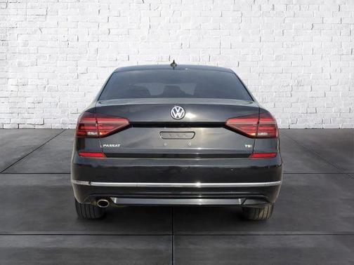 Deep Black Pearl Effect 2018 Volkswagen Passat 2.0T R-Line