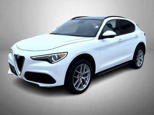 White Tri-Coat 2018 Alfa Romeo Stelvio Ti