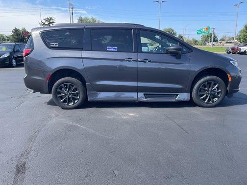 2021 Chrysler Pacifica Touring-L