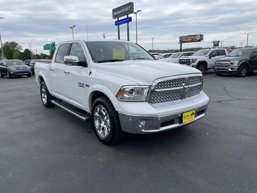 Bright White Clearcoat 2018 RAM 1500 Laramie