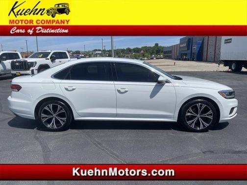 Pure White 2022 Volkswagen Passat 2.0T SE