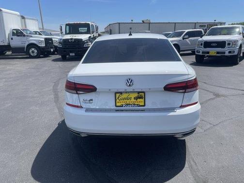 Pure White 2022 Volkswagen Passat 2.0T SE