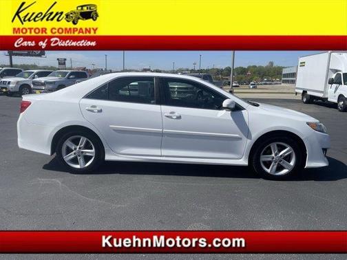 Super White 2014 Toyota Camry SE
