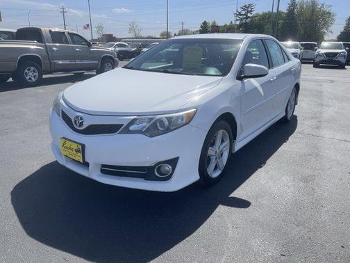 Super White 2014 Toyota Camry SE