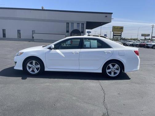 Super White 2014 Toyota Camry SE