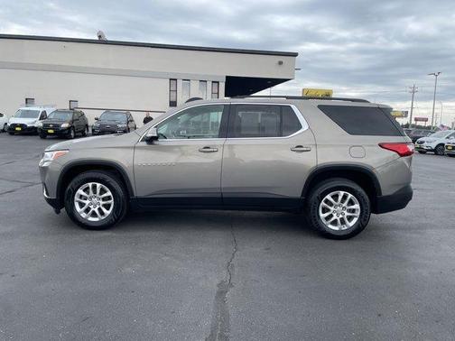 Pepperdust Metallic 2019 Chevrolet Traverse LT Cloth