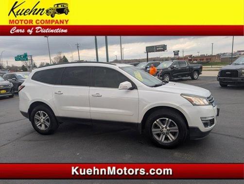 Iridescent Pearl Tricoat 2017 Chevrolet Traverse 2LT