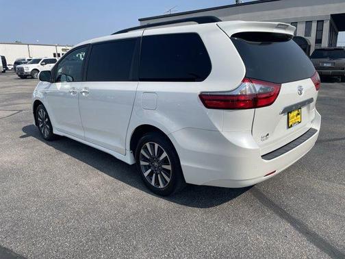 2020 Toyota Sienna XLE