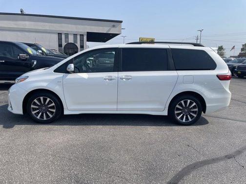 2020 Toyota Sienna XLE