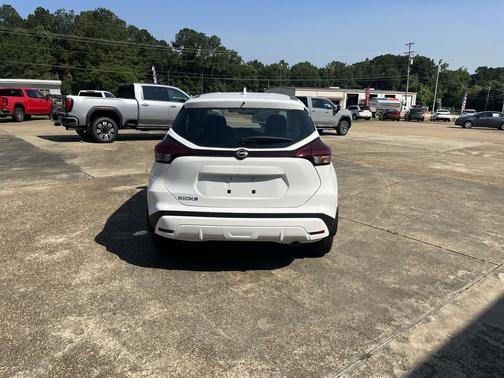 2025 Nissan Kicks S
