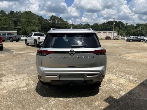 2025 Nissan Pathfinder SL FWD