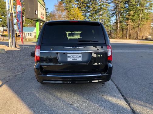 Photo 5 of 22 of 2014 Chrysler Town & Country Touring
