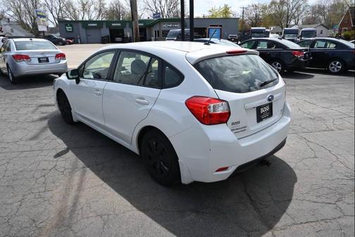 Crystal White Pearl 2015 Subaru Impreza 2.0i