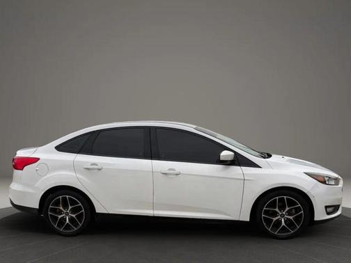 Oxford White 2018 Ford Focus SE