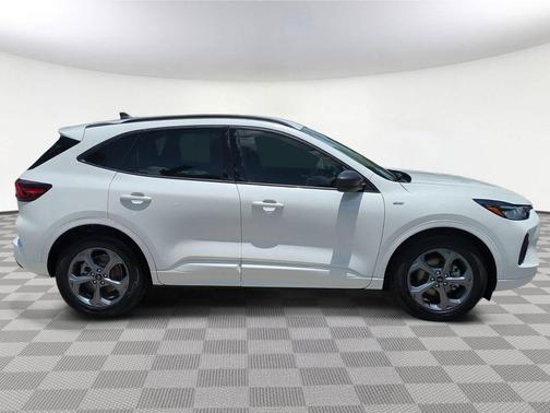 Star White Metallic Tri-Coat 2023 Ford Escape ST-Line