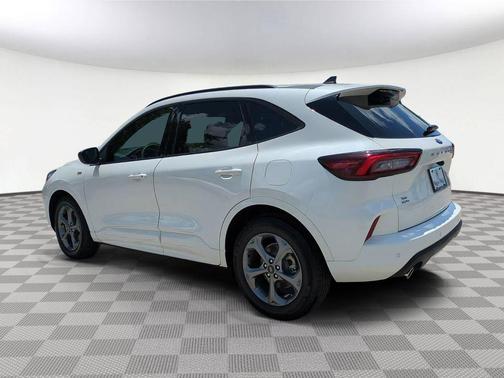 Star White Metallic Tri-Coat 2023 Ford Escape ST-Line