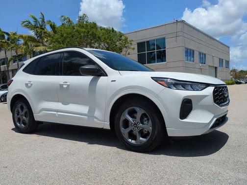 Star White Metallic Tri-Coat 2023 Ford Escape ST-Line