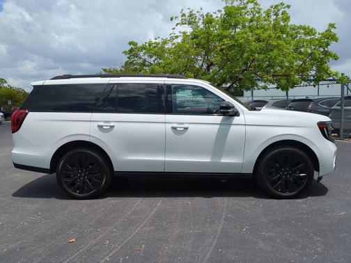 Oxford White 2025 Ford Expedition Platinum