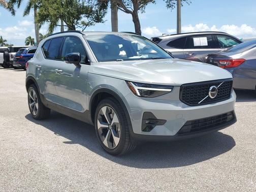 Vapour Grey Metallic 2026 Volvo XC40 Plus, B5 AWD Gas (mild hybrid), Dark