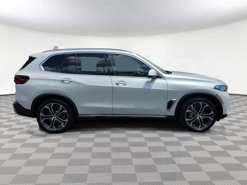 Mineral White Metallic 2024 BMW X5 sDrive40i