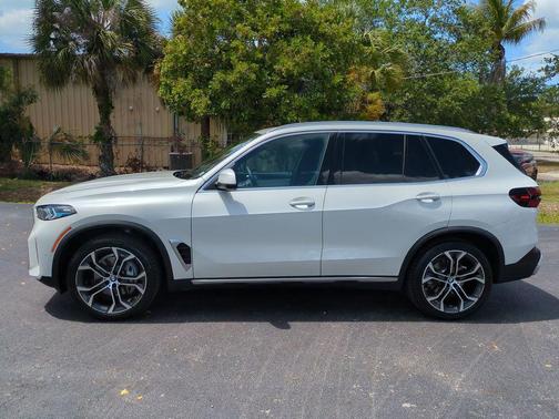 Mineral White Metallic 2024 BMW X5 sDrive40i
