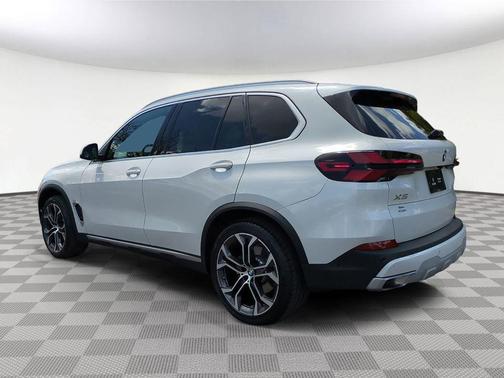 Mineral White Metallic 2024 BMW X5 sDrive40i