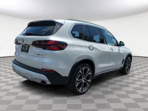 Mineral White Metallic 2024 BMW X5 sDrive40i