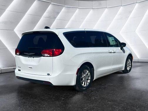 2025 Chrysler Voyager LX
