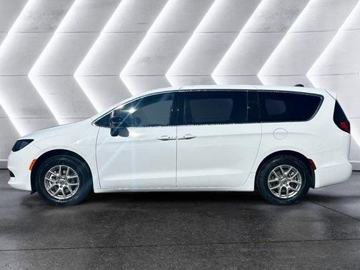 2025 Chrysler Voyager LX