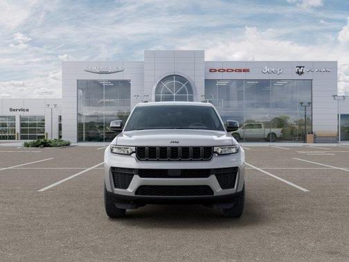 Silver Zynith 2026 Jeep Grand Cherokee Laredo