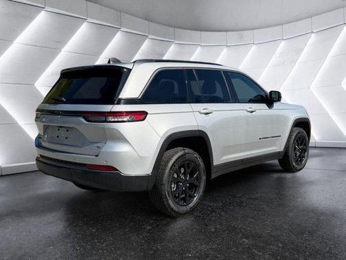 Silver Zynith 2026 Jeep Grand Cherokee Laredo