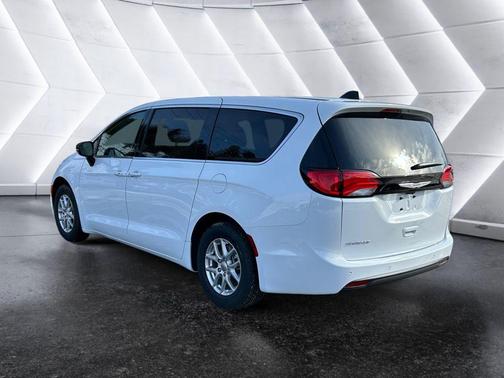 2025 Chrysler Voyager LX