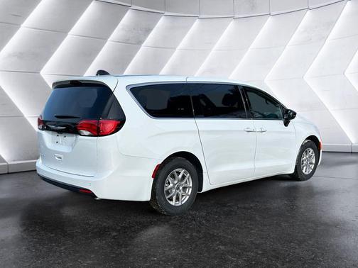 2025 Chrysler Voyager LX
