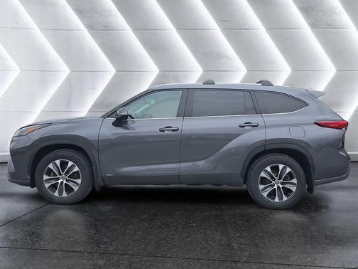 Magnetic Gray Metallic 2022 Toyota Highlander Hybrid XLE