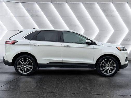 White Metallic 2024 Ford Edge Titanium