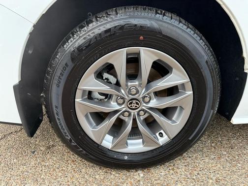 2025 Toyota Sienna LE