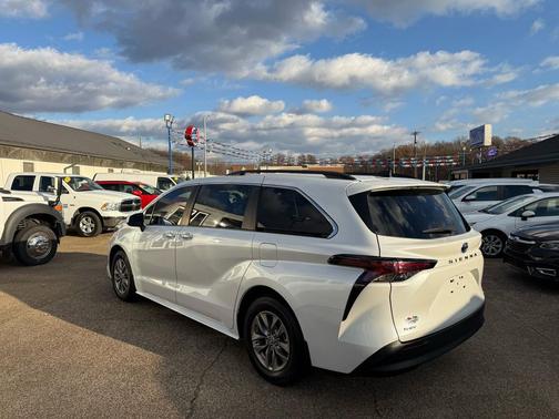 2025 Toyota Sienna XLE