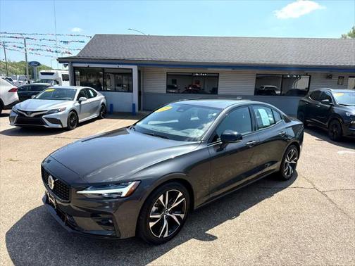 2024 Volvo S60 B5 Core Dark Theme