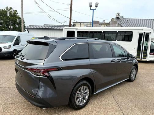2025 Toyota Sienna LE
