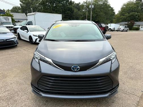 2025 Toyota Sienna LE
