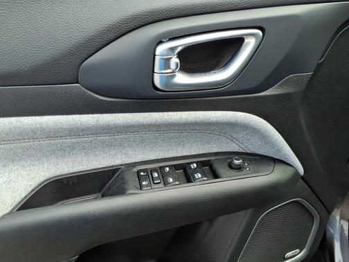 Granite Crystal Metallic Clearcoat 2023 Jeep Compass Latitude Lux