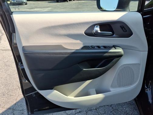 Brilliant Black Crystal Pearlcoat 2023 Chrysler Pacifica Touring L