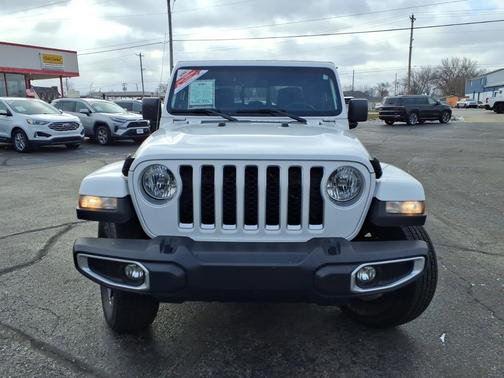 Bright White Clearcoat 2023 Jeep Gladiator Overland