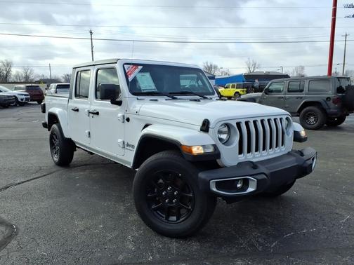 Bright White Clearcoat 2023 Jeep Gladiator Overland