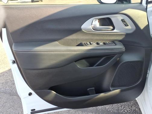 Bright White Clearcoat 2025 Chrysler Pacifica Limited