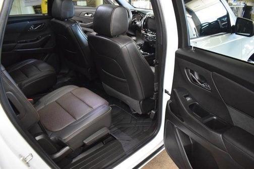Iridescent Pearl Tricoat 2023 Chevrolet Traverse High Country